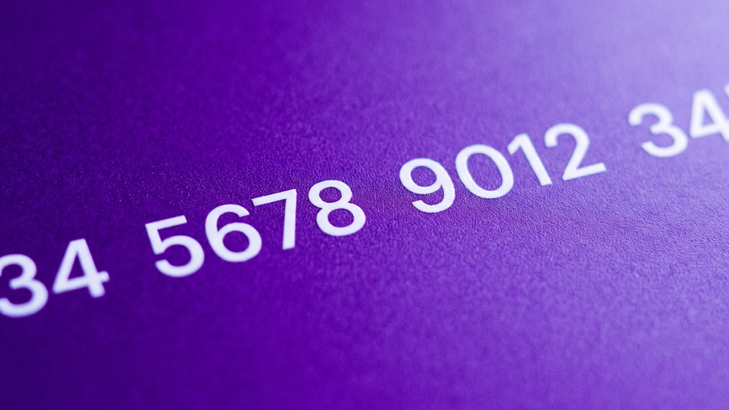 cuantos-numeros-tiene-tarjeta-de-credito_Header Números de 16 dígitos grabados en una Tarjeta de Crédito Nu morada, ilustrando cuántos números tiene una tarjeta y qué significa cada dígito en seguridad y transacciones.