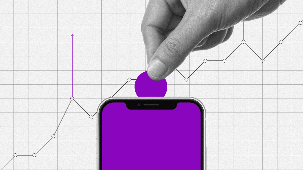 Banca por internet. Una mano introduce una moneda morada en un celular con pantalla morada, como si fuera una alcancía.