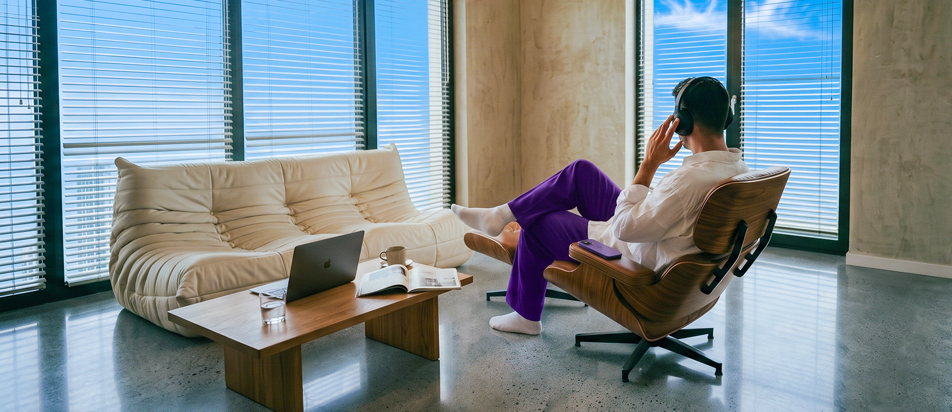 Persona cómoda en su casa con vista a la ciudad, trabajando desde cualquier lugar con su laptop, ilustrando por qué Nu no tiene sucursales: acceso desde donde quieras sin necesidad de ir a una oficina