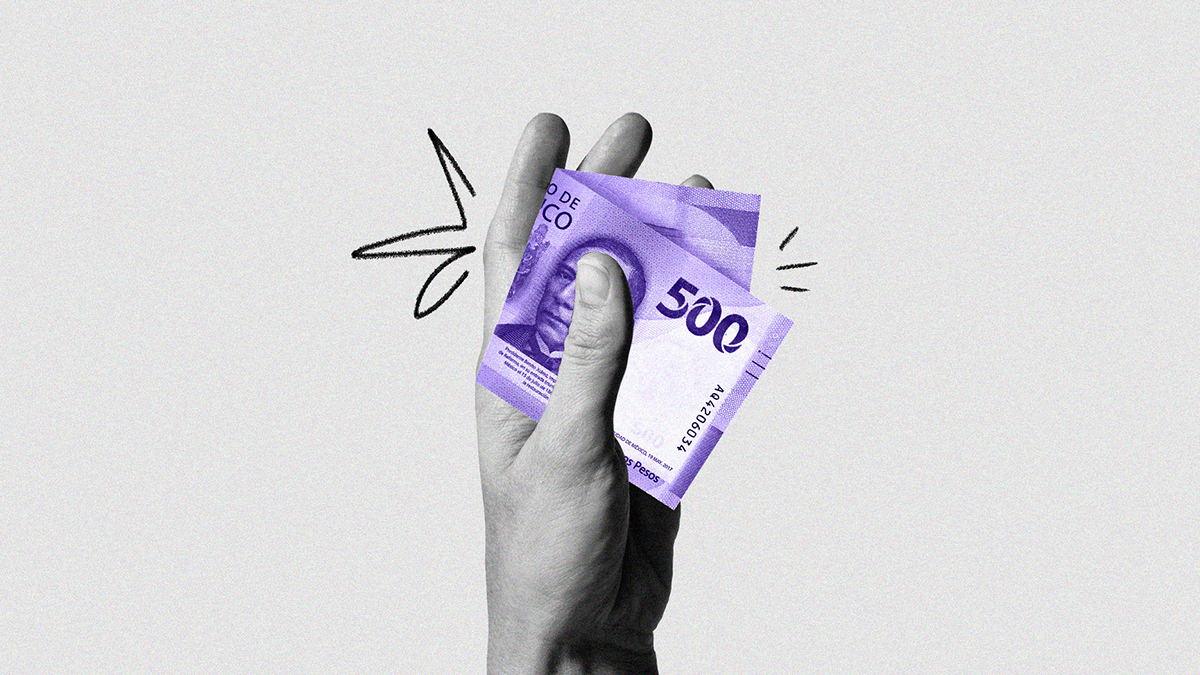 Mano el color gris sostiene un billete de 500 pesos mexicanos de color morado para recordar que es posible retirar efectivo con la Tarjeta de Crédito Nu