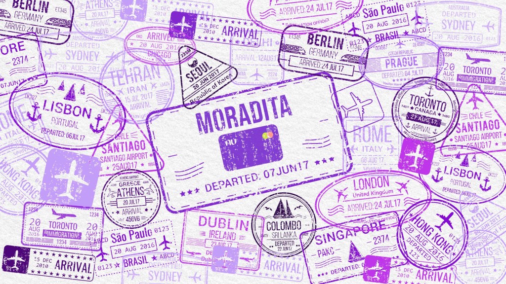 Sellos de pasaporte en color morado avisan que la tarjeta de credito nu es internacional