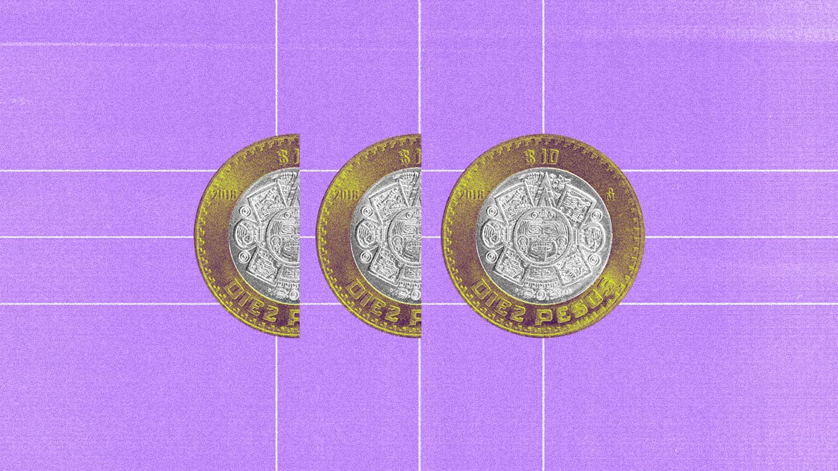 Moneda de diez pesos mexicanos sobre fondo morado Nu plantea la pregunta invertir o ahorrar