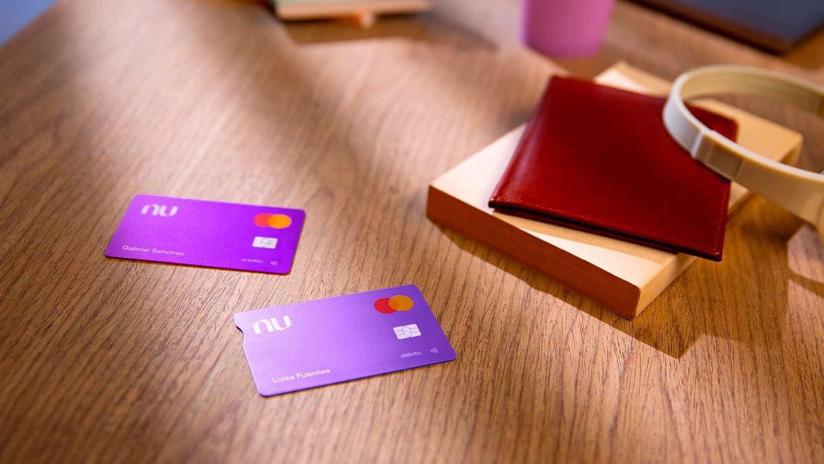 las tarjetas de crédito y débito Nu sobre una mesa para hablar de cómo protege tu dinero una Sofipo