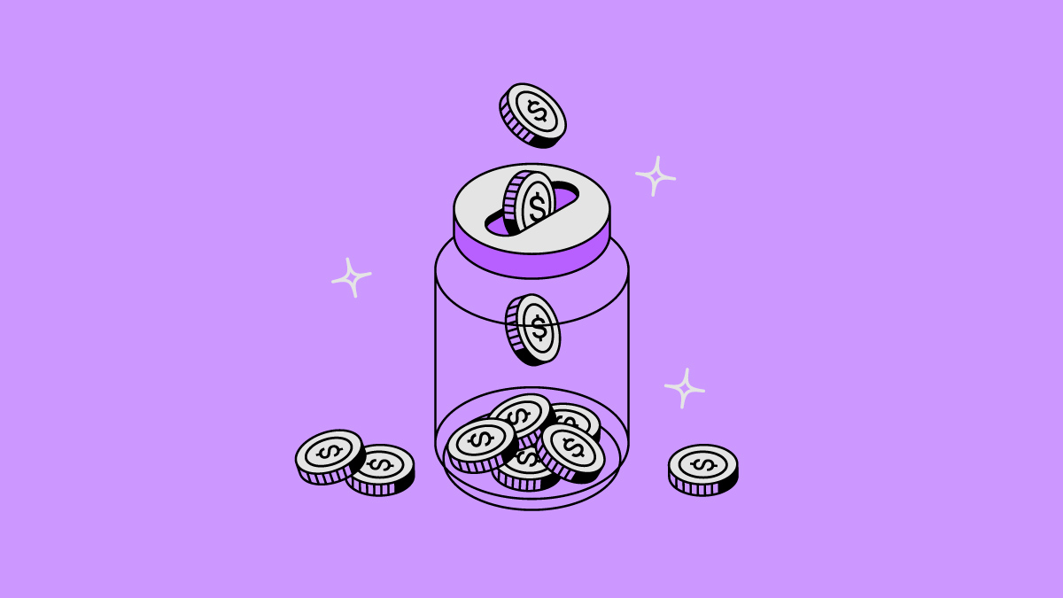 Frasco de vidrio con ranura recibe monedas blancas de ingresos pasivos que reposan sobre un fondo morado