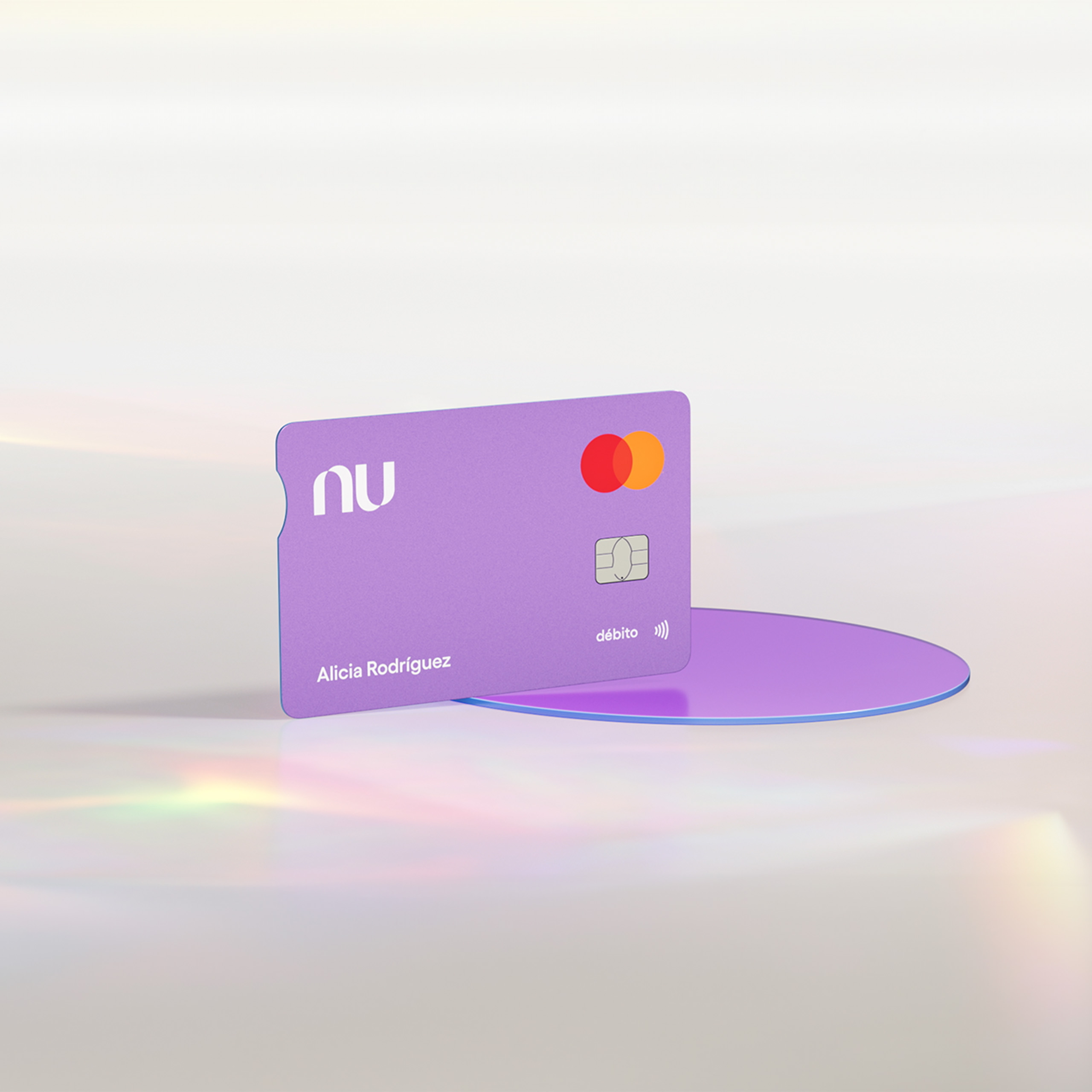 Tarjeta bancaria de color morado de sostiene en un limbo blanco sobre un círculo de acrílico color púrpura para avisar cuánto rendimiento da nu