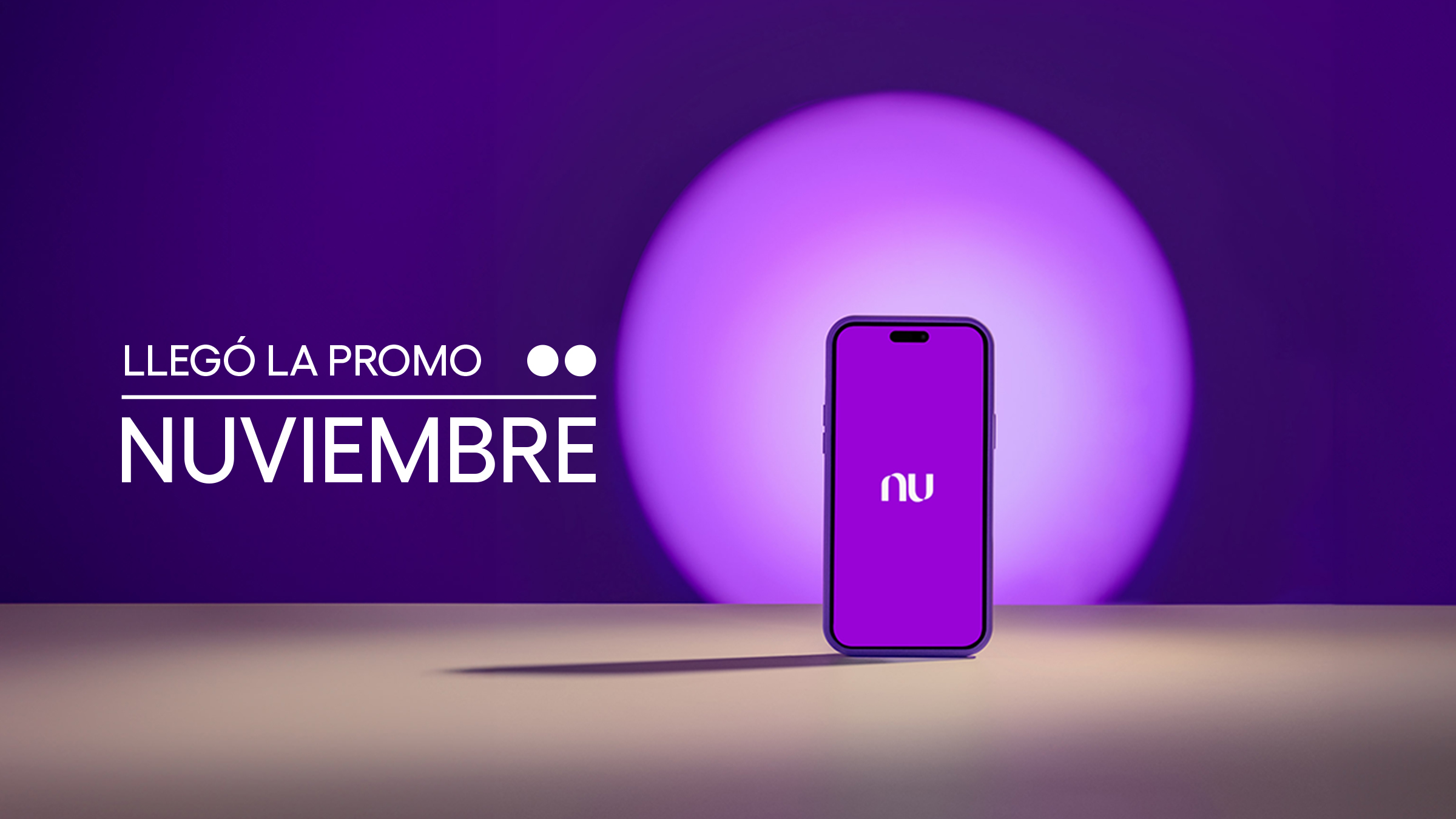 Un teléfono móvil muestra el logo de nu en su pantalla color morado para anunciar la llegada de nuviembre 2024