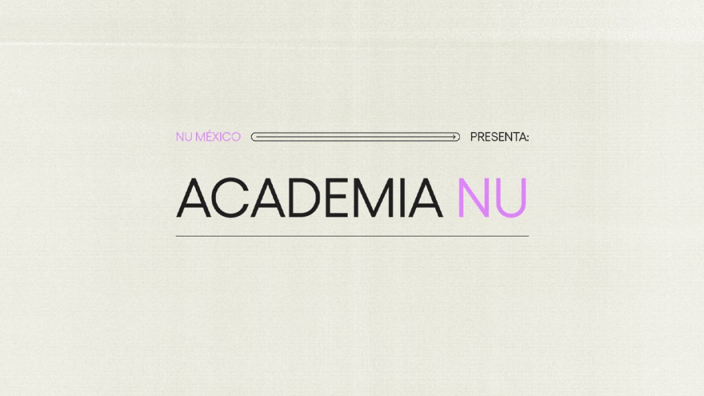 Header_AcademiaNu Logotipo Academia Nu en letras color negro y rosa sobre fondo beige invita al público en general a mejorar su educación financiera