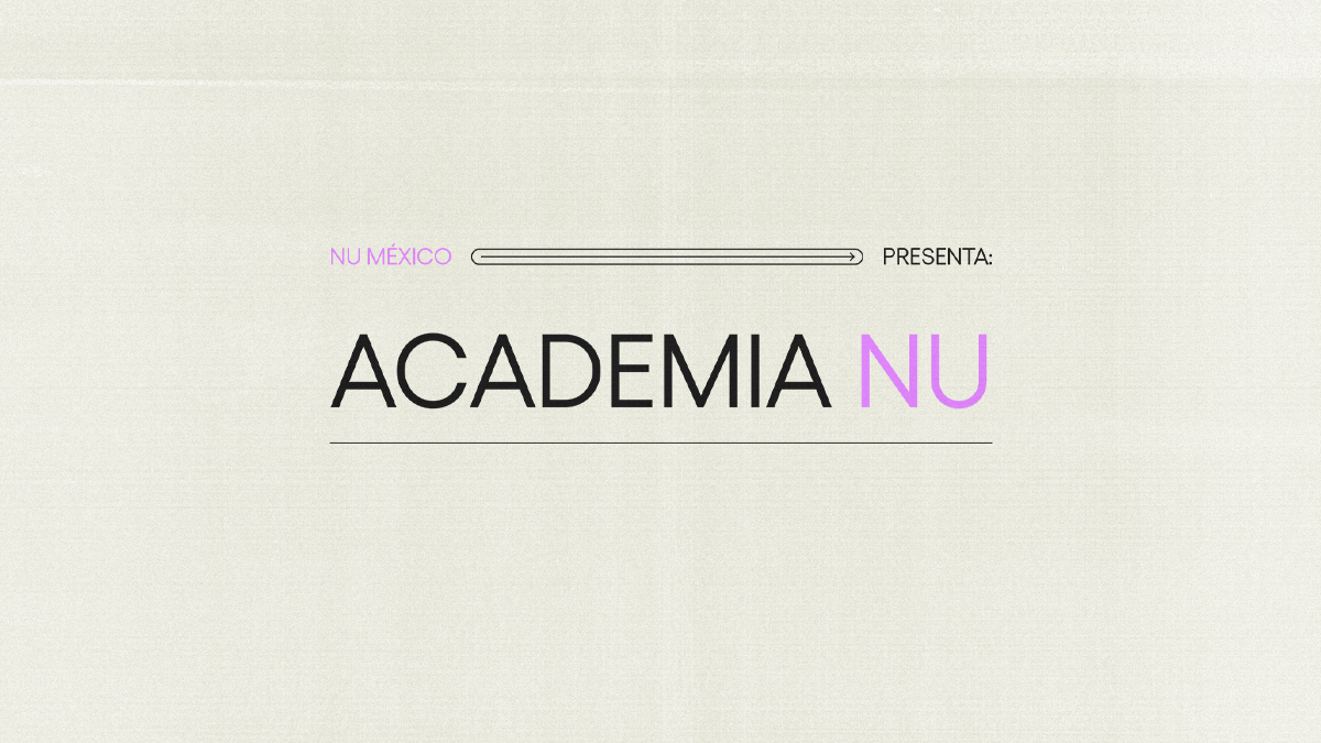 Logotipo Academia Nu en letras color negro y rosa sobre fondo beige invita al público en general a mejorar su educación financiera