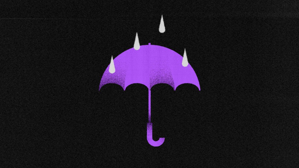 Sombrilla morada en limbo negro protege de lluvia y plantea la pregunta ¿cómo funciona una aseguradora?