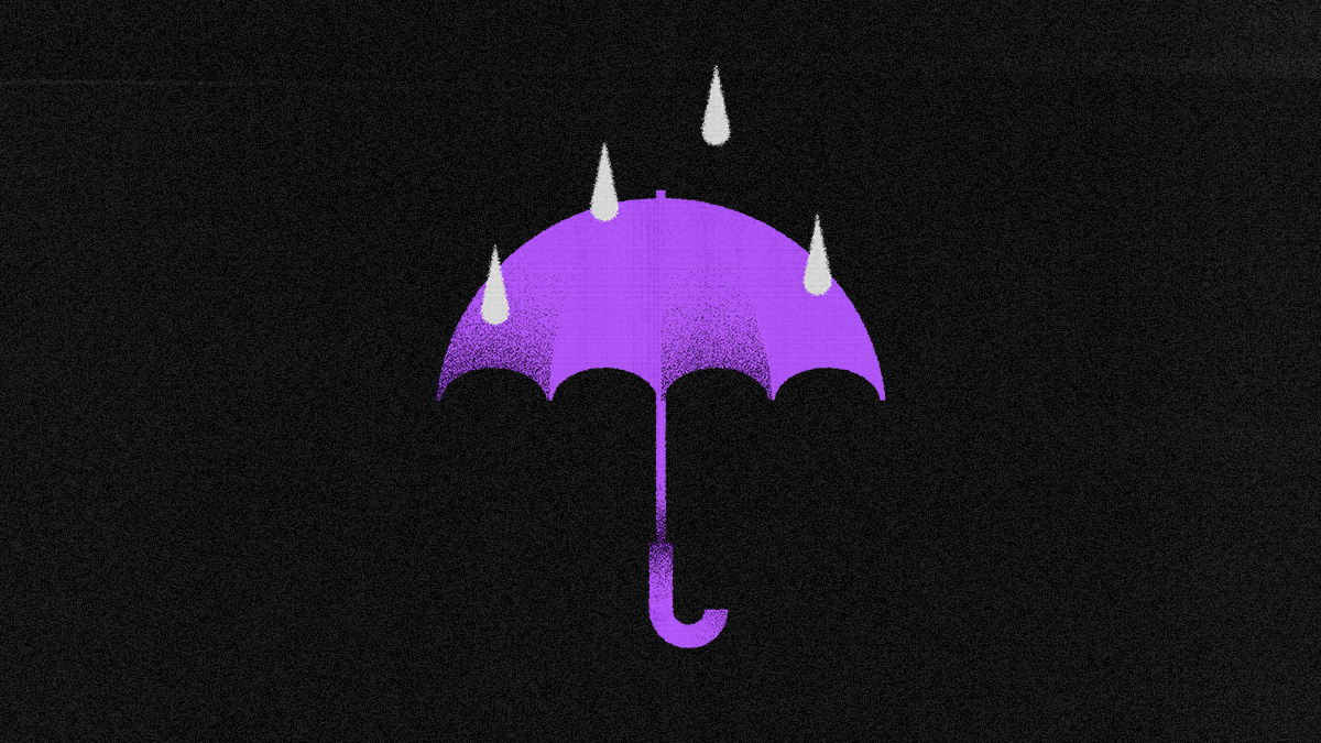 Sombrilla morada en limbo negro protege de lluvia y plantea la pregunta ¿cómo funciona una aseguradora?