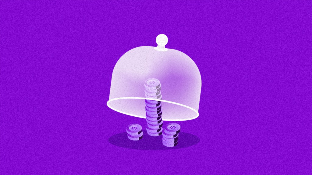 capelo de cristal cubre monedas de color morado en un limbo púrpura protegiendo tus finanzas