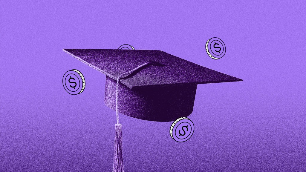 birrete de color negro se sostiene en el aire junto a monedas de color morado para recordar la importancia de los seguros de educación