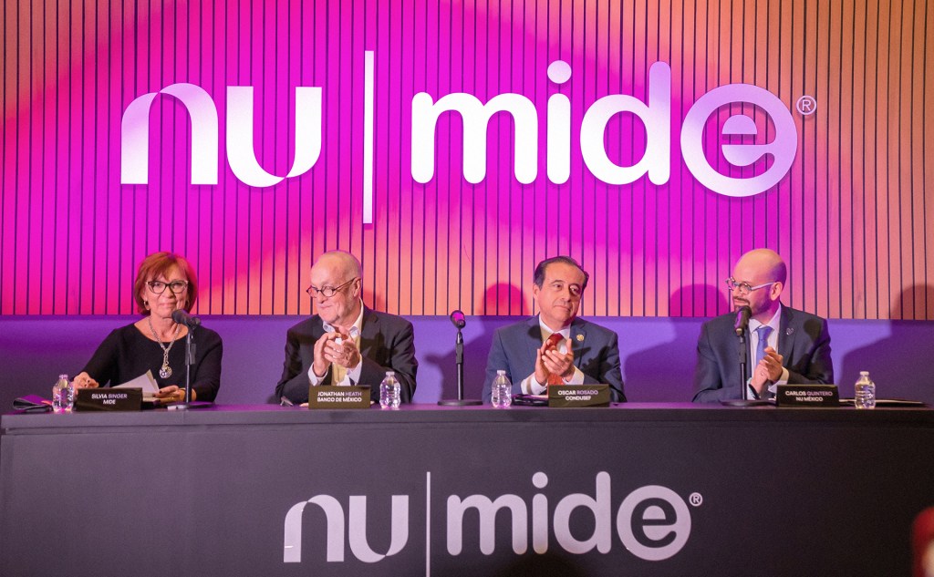 Silvia Singer directora general del MIDE compartiendo podium con jonathan heath de Bnaxico, Oscar Rosado presidente de la condusef y carlos Quintero director de política pública de Nu