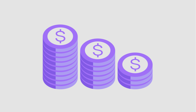 tres pilas de monedas color morado con símbolo de dinero sobre limbo gris recuerdan qué es el interés compuesto