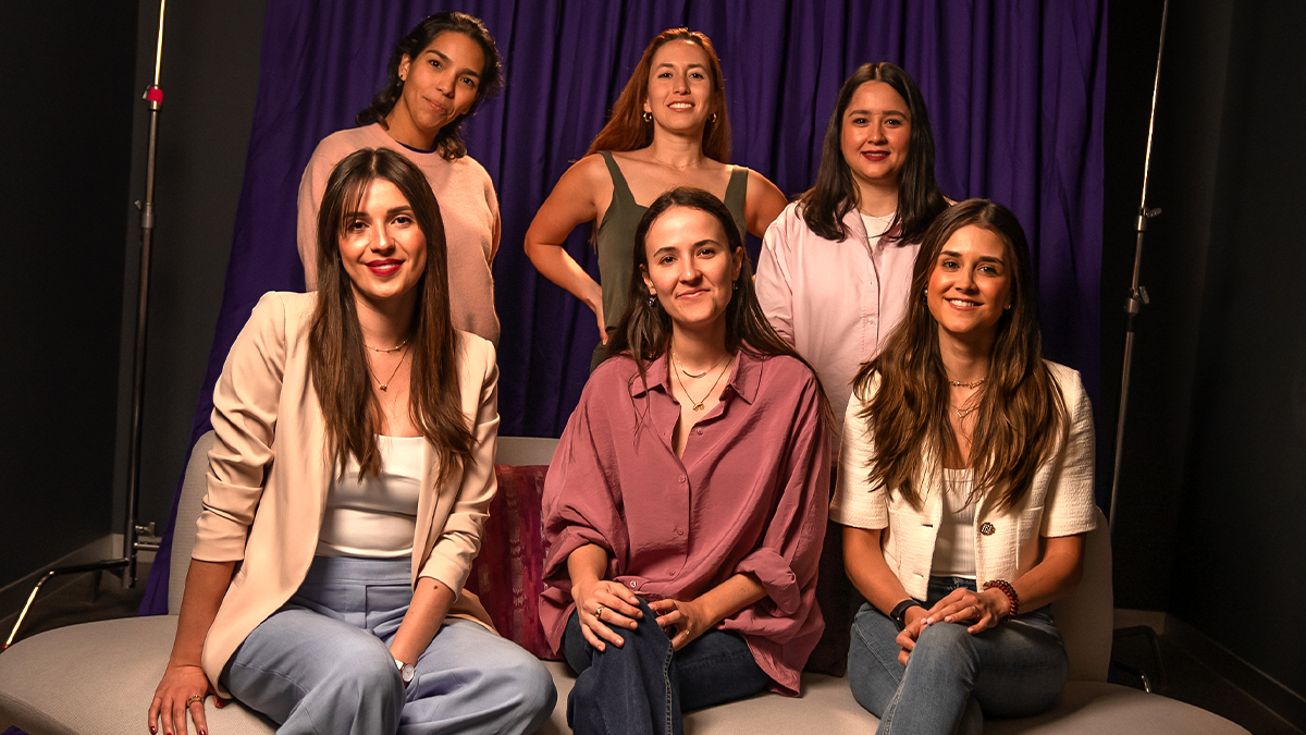 Cinco mujeres que trabajan en Nu México aparecen de forma casual para una foto que conmemora el día internacional de la mujer