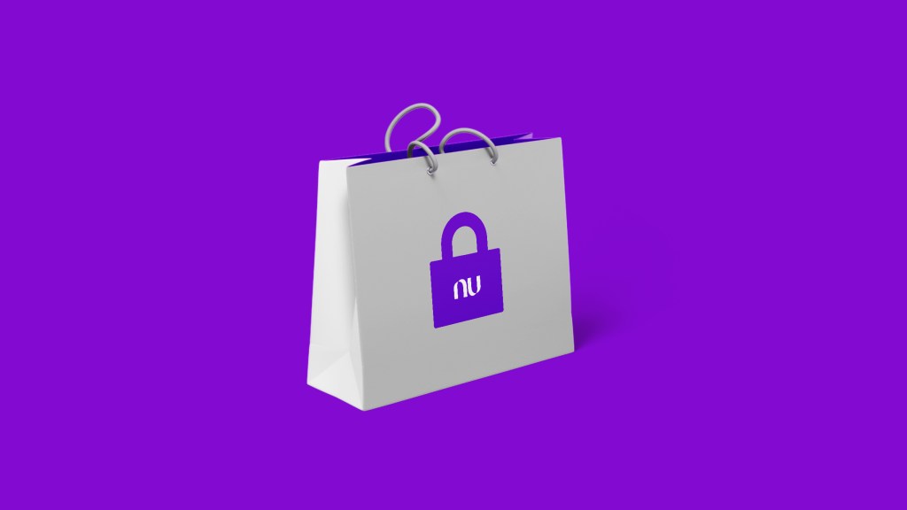 Una shopping bag de color blanco con un candado de color morado al centro que tiene el logotipo de Nu cuestiona sobre compras seguras en línea con tu tarjeta de débito