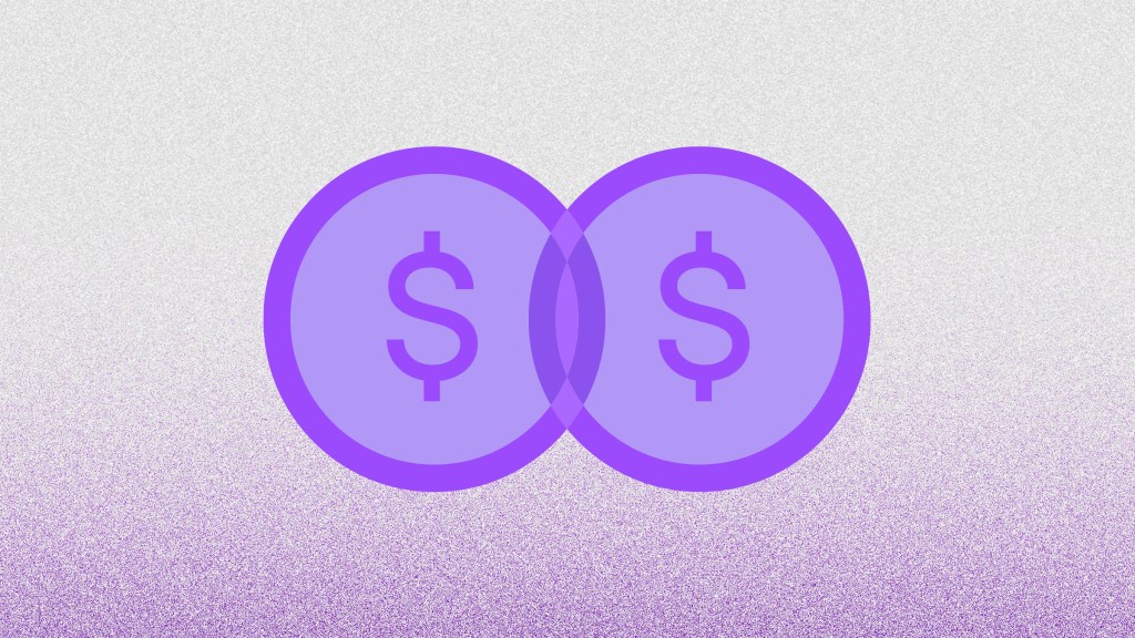 Dos monedas moradas se cruzan en el aire recordando las cualidades de los préstamos personales