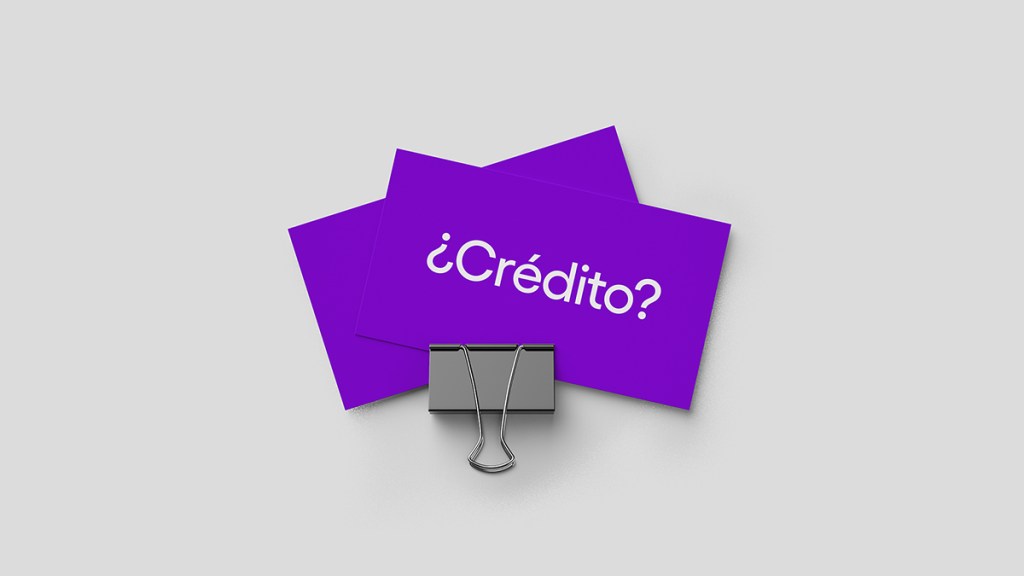 dos tarjeta color morado con la palabra crédito impresa en color blanco cuestionan si los créditos no bancarios son igual de favorables que los bancarios para un historial crediticio