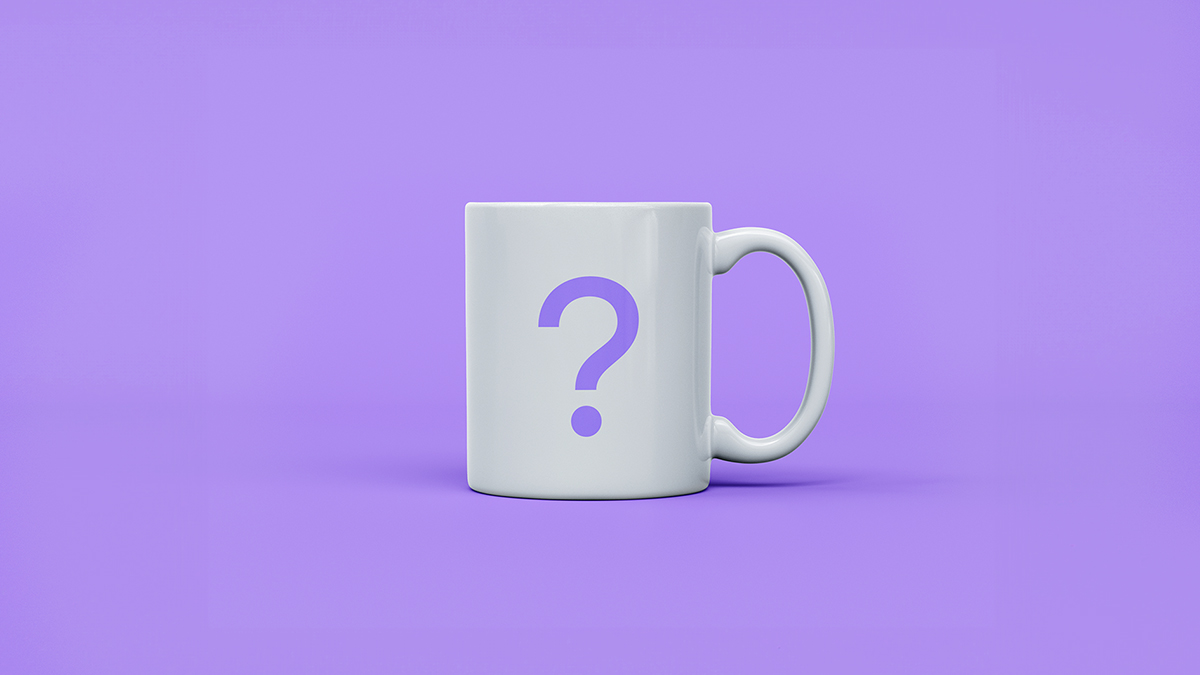 Una taza de color blanco flota sobre un limbo morado Nu mientras muestra un símbolo de interrogación que recuerda qué es un rendimiento financiero