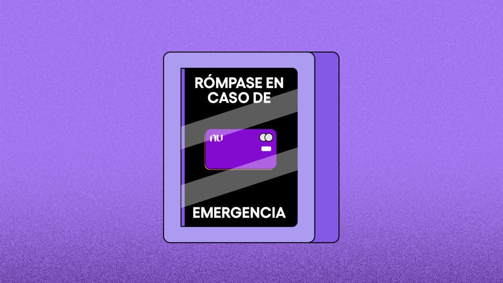 Caja de seguridad con tarjeta Cuenta Nu adentro muestra un vidrio con la leyenda rómpase en caso de emergencia para ubicar a la tarjeta como un buen medio para tener una fondo de emergencia