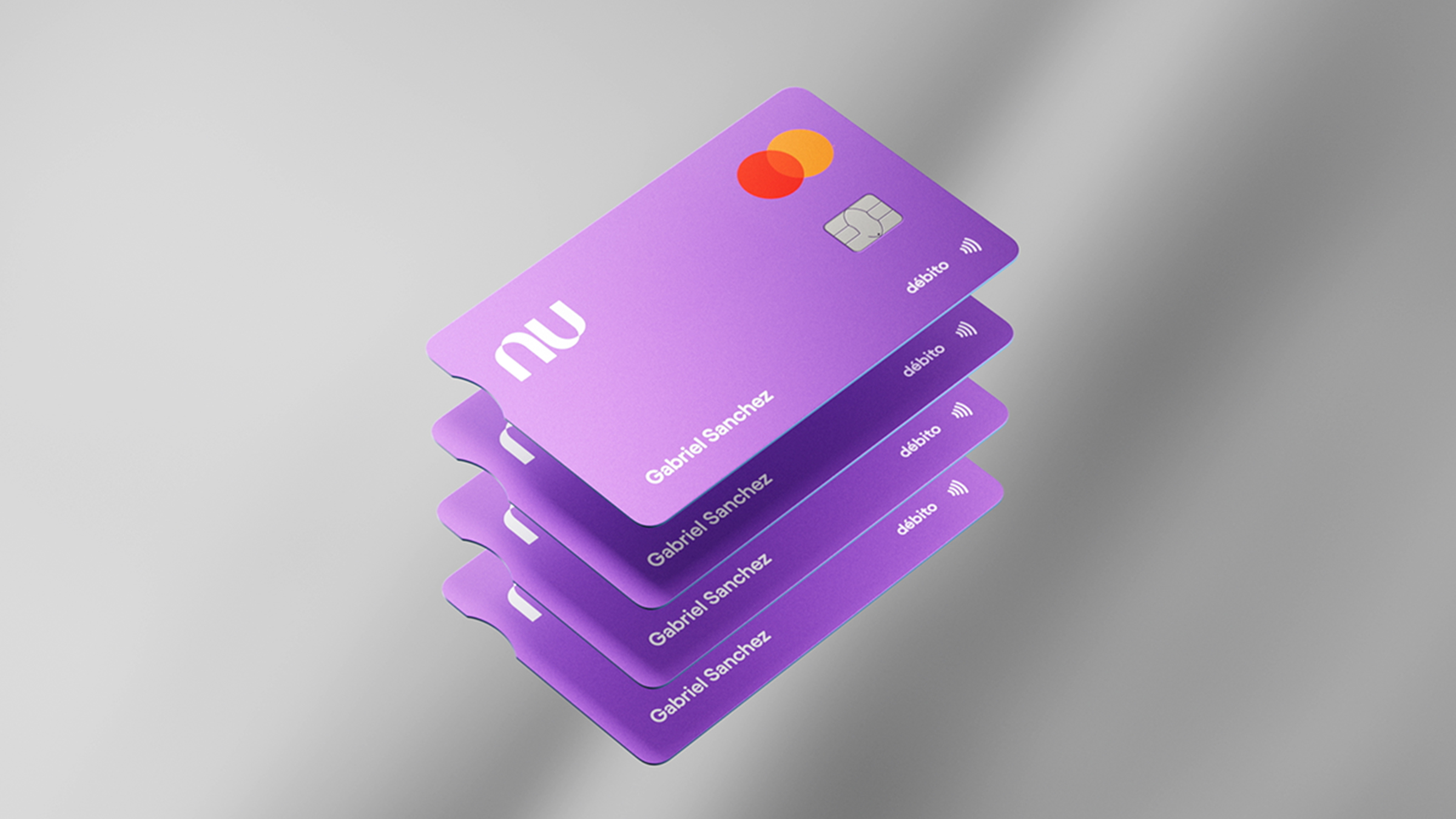 Cuatro tarjetas de débito moradas superpuestas de color morado flotan frente a un limbo color gris para exponer los beneficios que ofrece Cuenta Nu