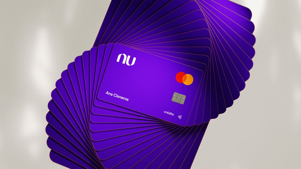 Muchas tarjetas de crédito color morado se despliegan en forma de abanico para informar sobre los beneficios que ofrece la Tarjeta de Crédito Nu