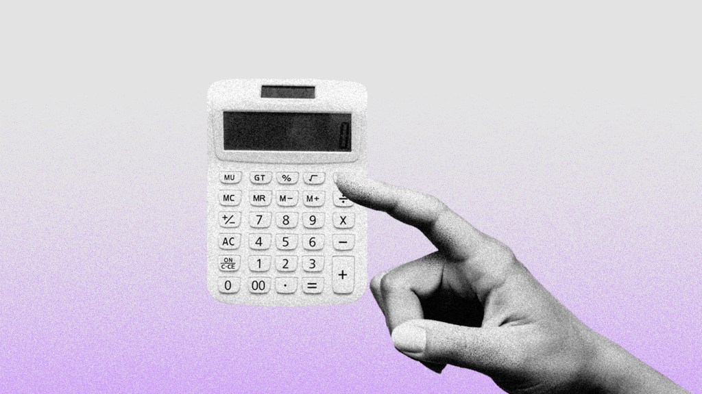 una mano en blanco y negro se acerca a una calculadora blanca que se encuentra flotando para hacer el cálculo del reparto de utilidades