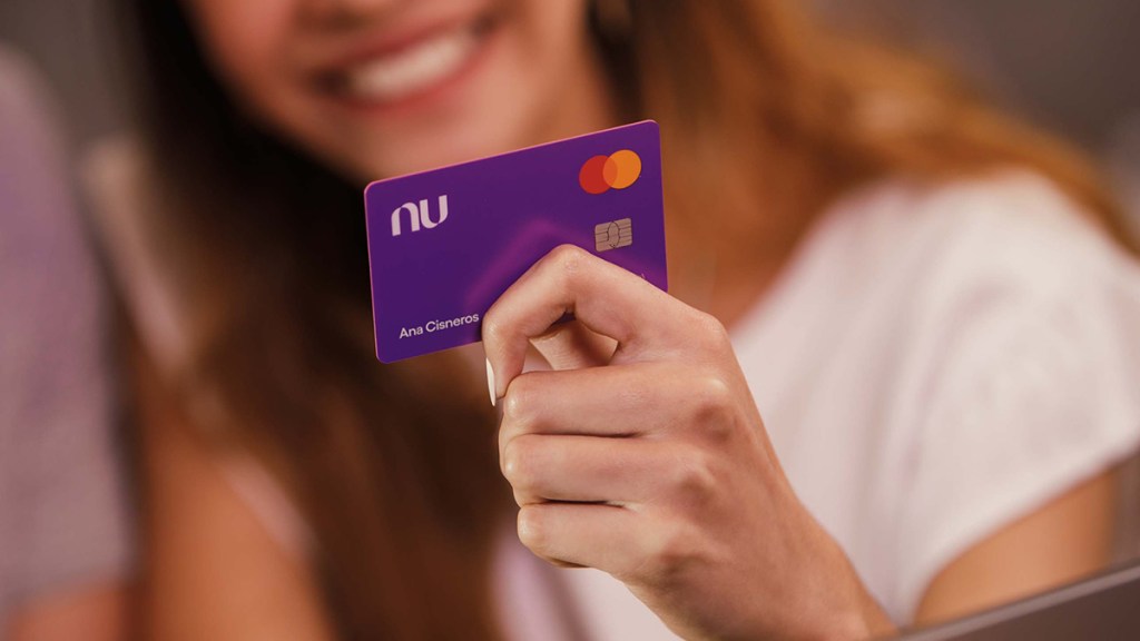 Una mujer de tes trigueña y cabello rubio hasta el hombro sostiene la Moradita y se pregunta: Por qué recibí una tarjeta garantizada nu