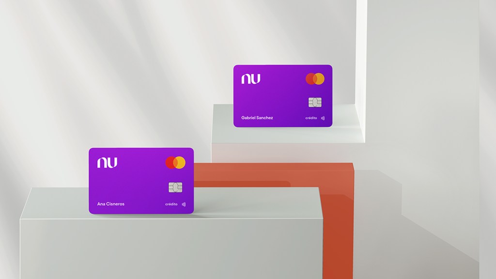 dos tarjetas moradas de nu México están recargadas sobre plataformas blancas con una línea de color naranja que cruza por en medio para demostrar cuándo es mejor utilizar una Tarjeta Virtual Nu