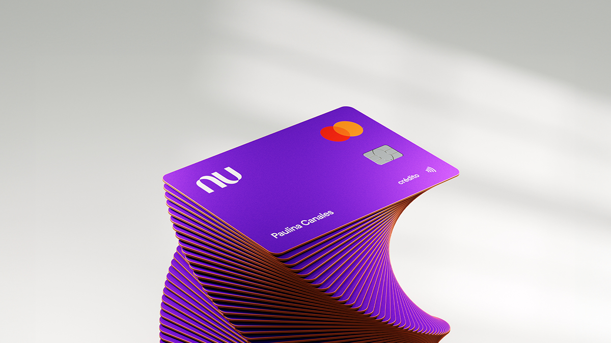 Una pila de tarjetas de crédito color morado giran hasta formar una pila frente a un fondo gris que recuerdan que es positivo tener una Tarjeta de Crédito Nu con una línea de crédito baja
