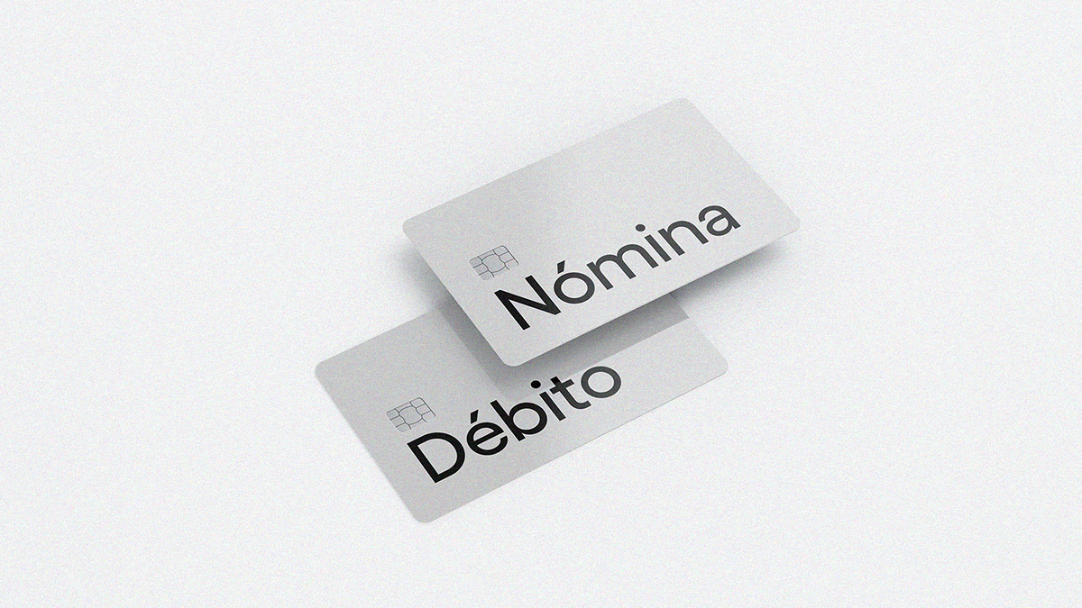 dos tarjetas de plástico gris impresas con las leyendas "nómina" y "Débito" descansan frente a un limbo gris claro para preguntarse si es lo mismo tarjeta de débito y nómina