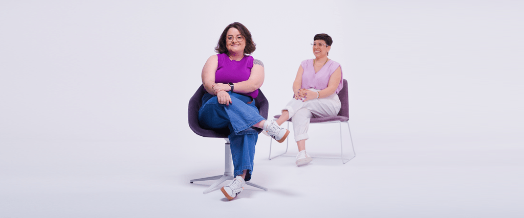 Dos muejres de edad mediana se encuentran sentadas en dos sillas moradas frente a un limbo blanco con ropa en tonos neutros y la pierna cruzada para hablar de lo que necesitas saber para trabajar en Nu y ser parte del futuro extraordinario que estamos construyendo