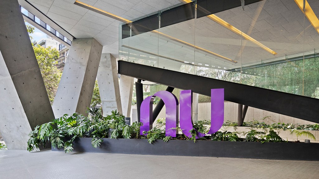 Logo de Nu en las jardineras del edificio corporativo anuncia los resultados financieros del segundo trimestre de 2024 de Nu Holdings Lts