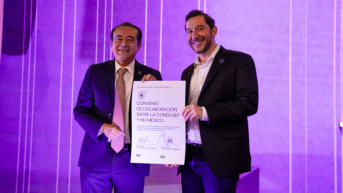 Iván Canales directo general de Nu México y Oscar Rosado presidente de la Condusef firman acuerdo entre Nu y La Condusef