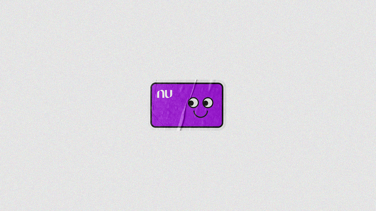 Una tarjeta de crédito nu de color morado simula ser una calcomanía vieja para crear conciencia sobre los stickers para tarjetas de crédito