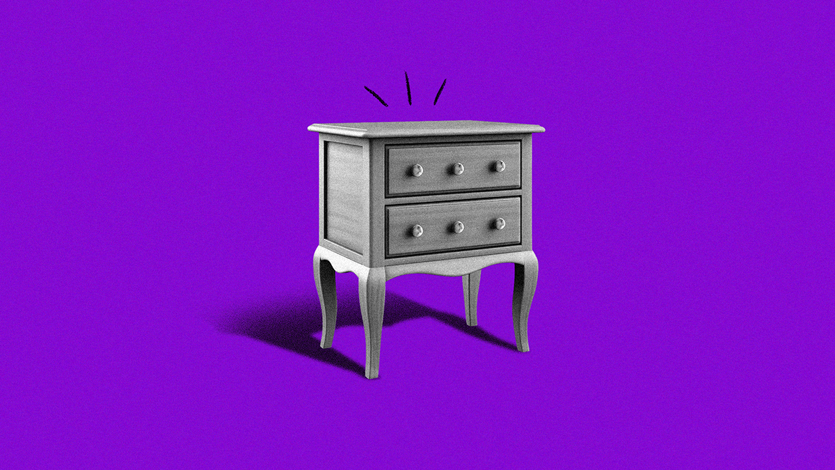 Un mueble de madera a blanco y negro exclama algo frente a un limbo color morado e invita a resolver la pregunta qué hago si necesito una tarjeta de crédito pero estoy en buró