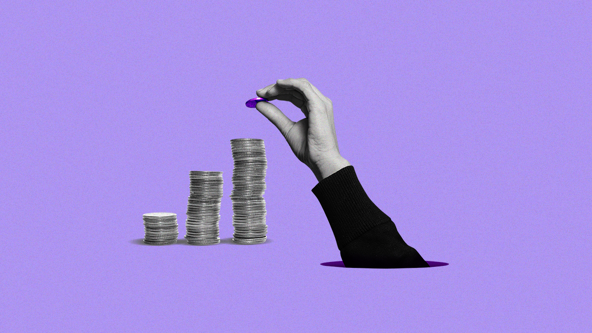 Una mano en blanco y negro aparece del suelo para sumar una moneda a una torre de tres torres de monedas apiladas para demostrar cómo se maneja una cuenta de ahorro