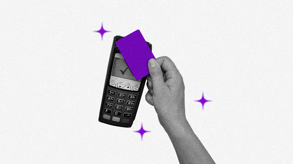Una mano en blanco y negro acerca una tarjeta de crédito Nu a una maquina terminal punto de venta y algunas estrellas simulan magia para indicar cómo se usa una tarjeta de crédito