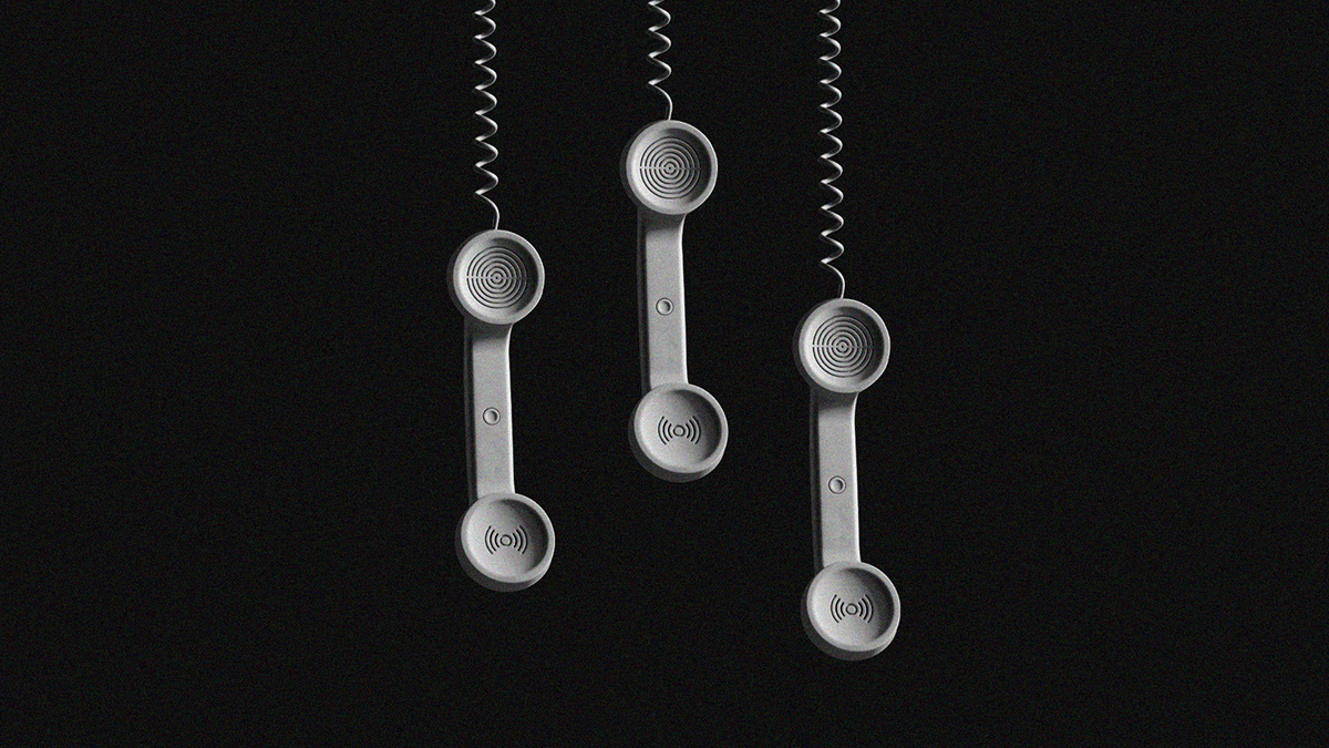 tres teléfonos alámbricos de color gris cuelgan frente a un limbo negro para hablar de vishing y spear phising
