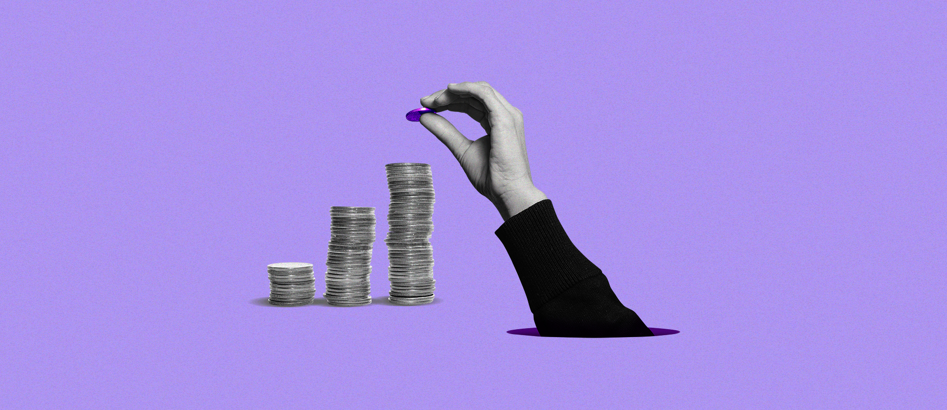 Una mano en blanco y negro aparece del suelo para sumar una moneda a una torre de tres torres de monedas apiladas para demostrar cómo se maneja una cuenta de ahorro