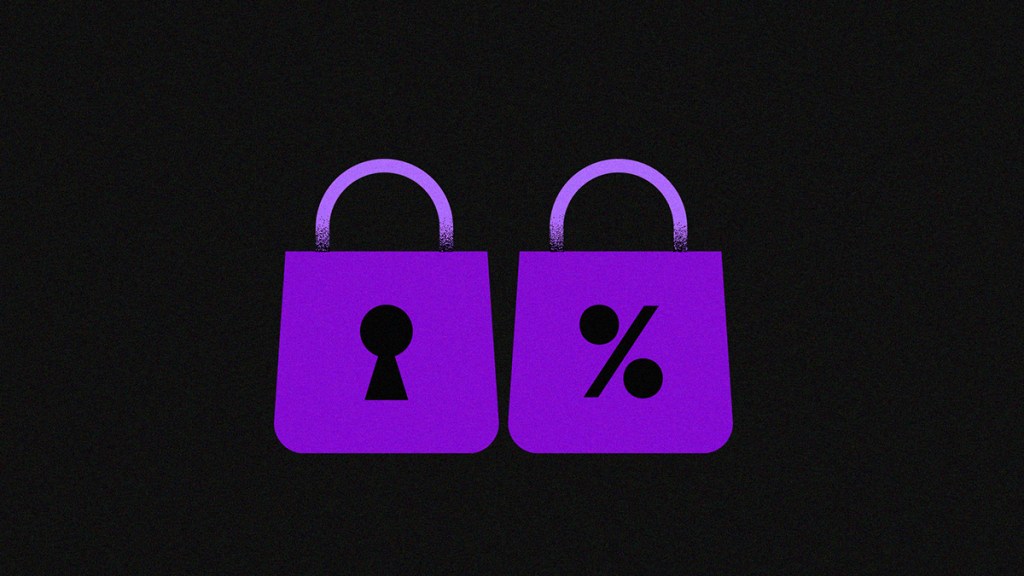 Dos candados morados frente a un limbo negro muestra un símbolo de porcentaje y una cerradura común para llevar la atención hacia las compras seguras en la temporada de descuentos