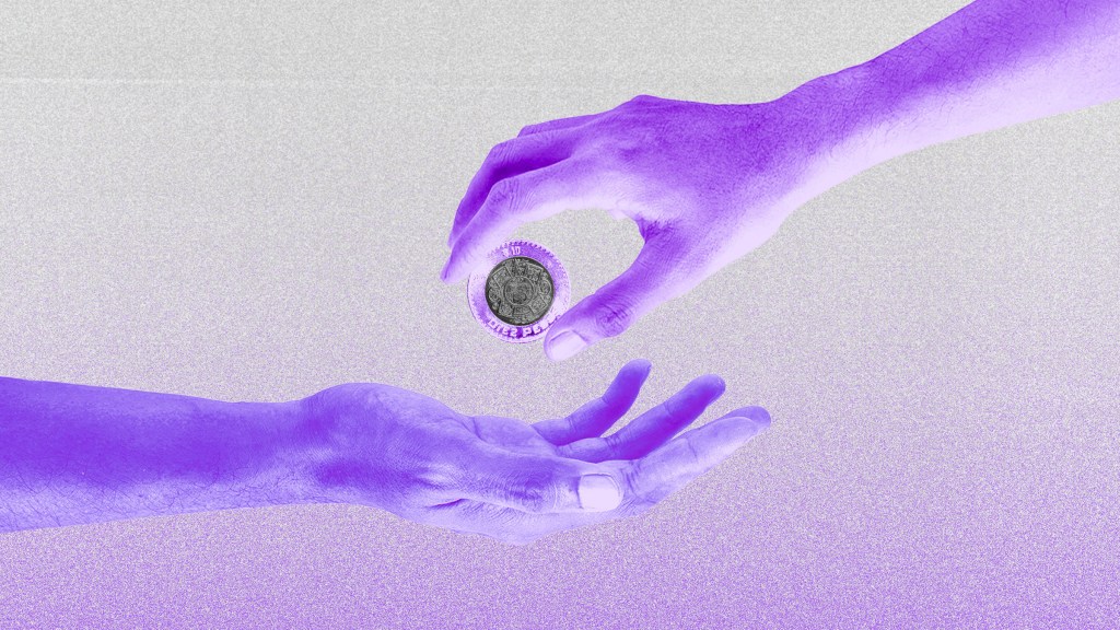 dos manos de color morado intercambian una moneda de diez pesos resaltando importancia de designar beneficiarios en Cuenta Nu