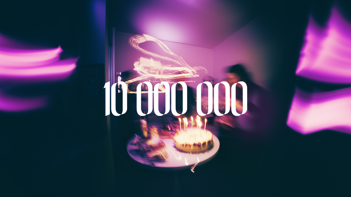 dos personas vestidas de negro con un pastel al centro de la mesa con velitas de cumpleaños prendidas celebran los 10 millones de clientes de Nu México