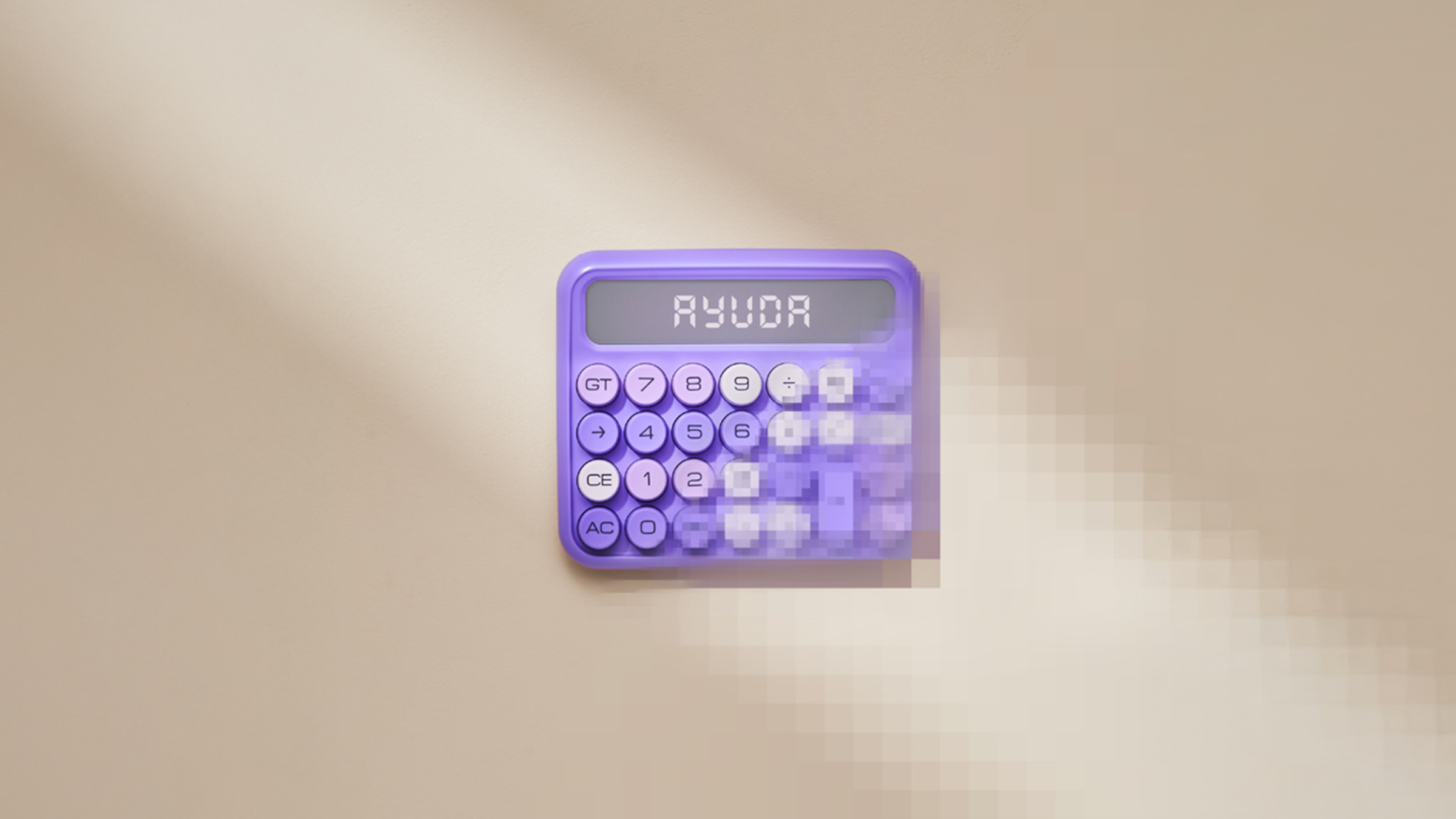 Una calculadora de color morado con teclas púrpuras y blancas de tamaño regular sobre un fondo color crema despliega la palabra "ayuda" en la pantalla recordando cuantos intereses se generan si solo pago el mínimo