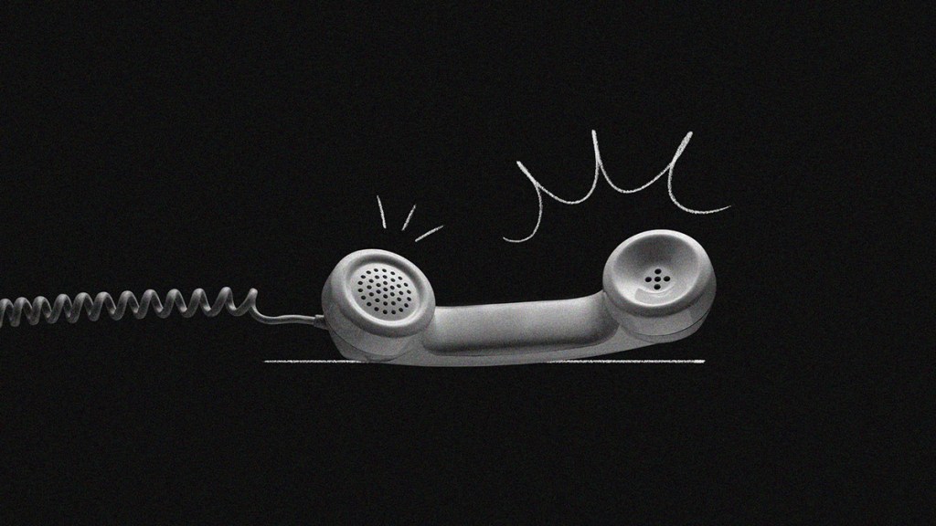 Un teléfono blanco permanece tirado frente a un un limbo negro advirtiendo sobre las extorsiones telefónicas en México