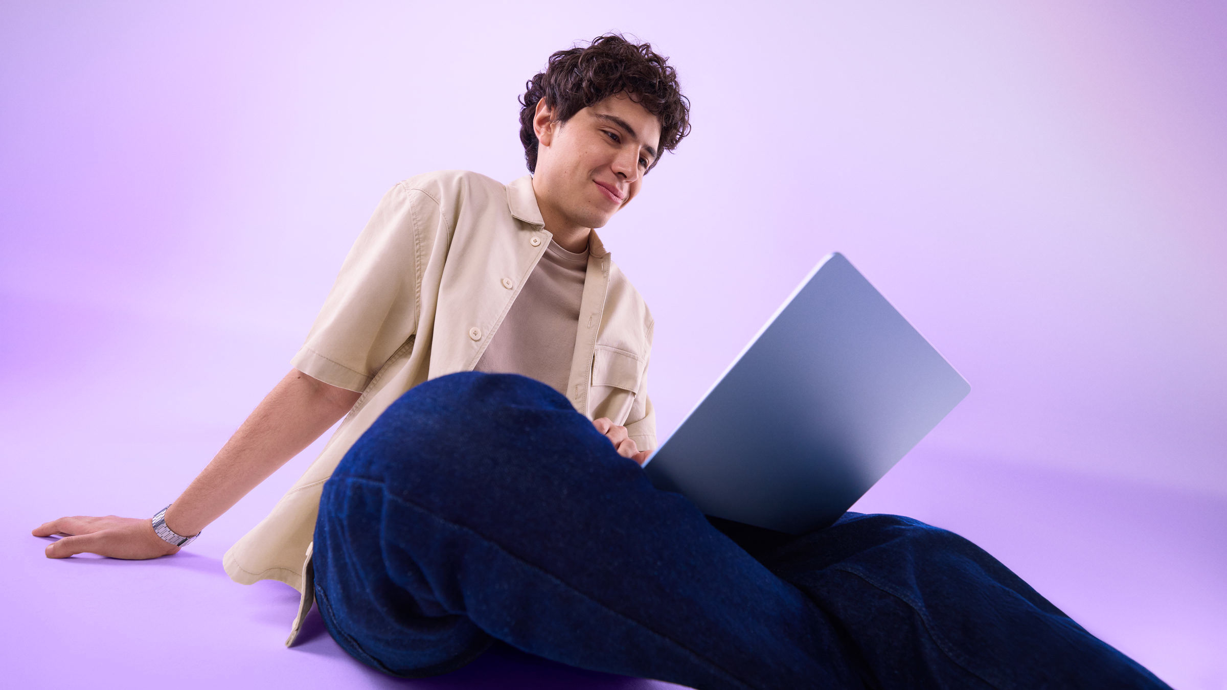 Hombre joven usando su laptop de forma relajada, ilustrando el momento de revisar las opciones de pago de tu tarjeta de crédito.