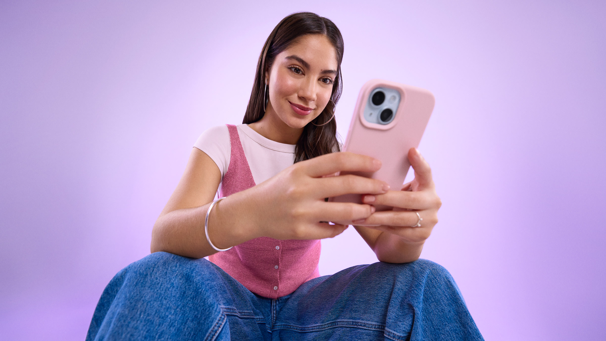 Mujer revisando su celular con atención, en referencia a qué hacer cuando la app Nu está bloqueada.