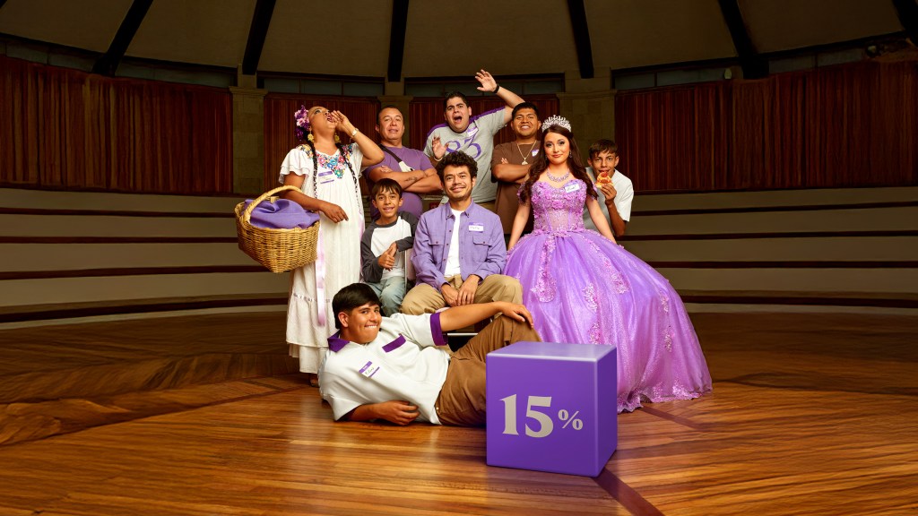 Header-FAMA Los influencers Edgar Se Cae, Rubí XV Años, Mc Dinero, El Niño del Mmmm, Lady Tacos de Canastas, Los de las Pipshashhh y el actor Memo Villegas están sentados en grupo en un gimnasio con piso de madera amarillo vestidos con ropas neutrales, moradas y lilas detrás de una caja morada con un 15% impreso en color blanco que anuncia la llegada de la cajita turbo de nu méxico con rendimiento del 15 por ciento.