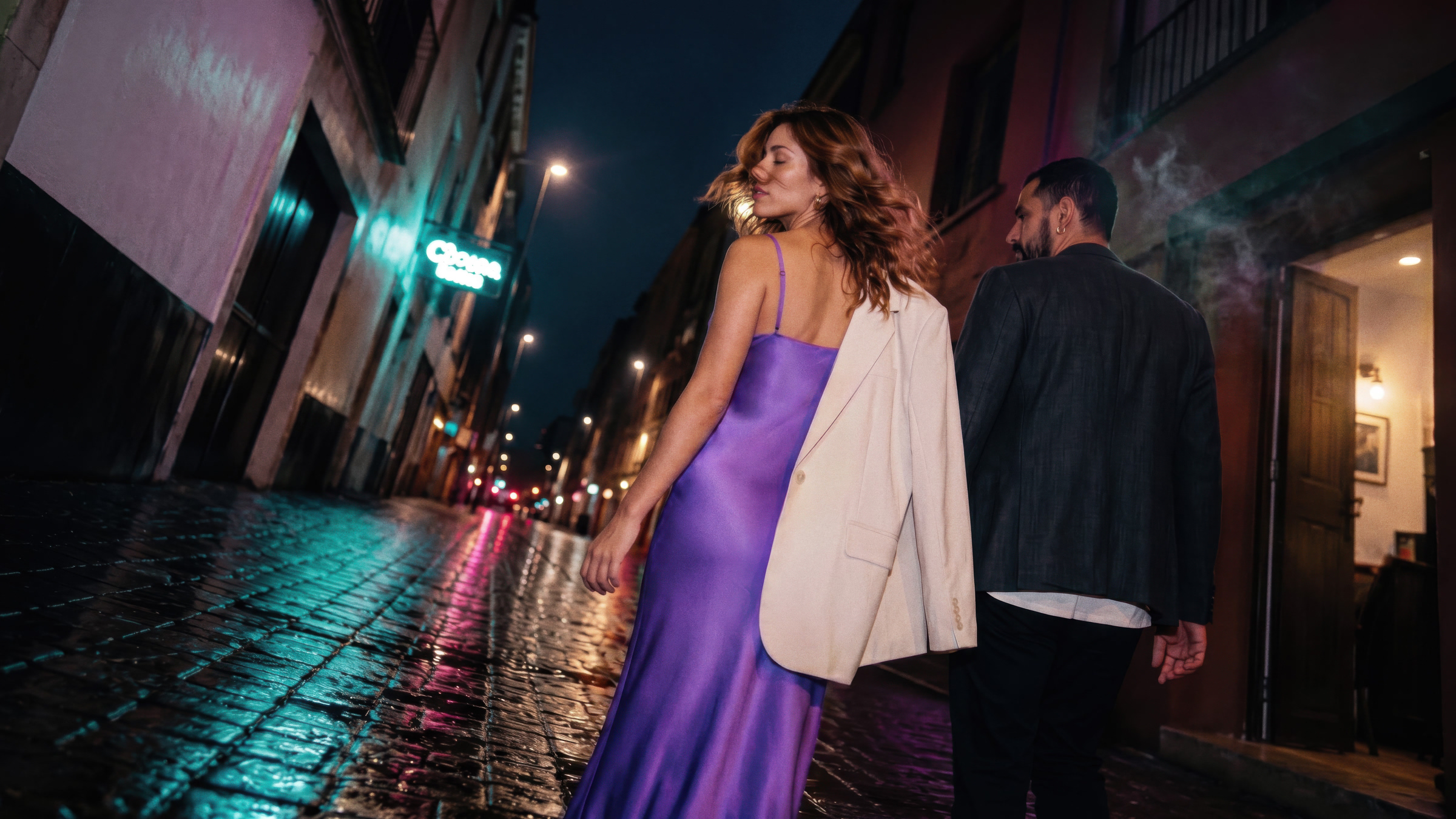 Pareja elegante caminando de noche por una calle iluminada, reflejando la ilusión de recibir una nueva oferta de Préstamo Personal Nu como un nuevo comienzo.