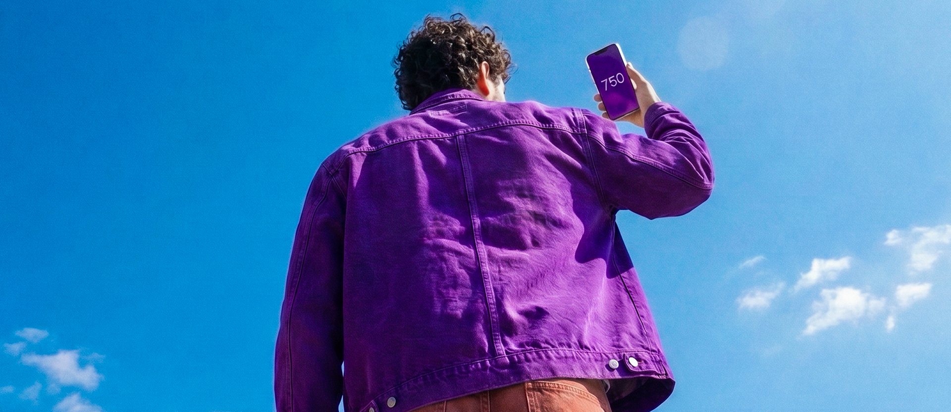 Persona sosteniendo su celular morado mostrando el número 760, ilustrando qué es el score crediticio y cómo consultarlo en tu historial de Buró de Crédito o Círculo de Crédito.